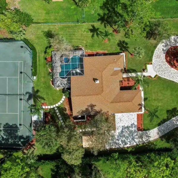 A TENNIS LOVER’S DREAM HOME WITH LIGHTED HAR-TRU COURT