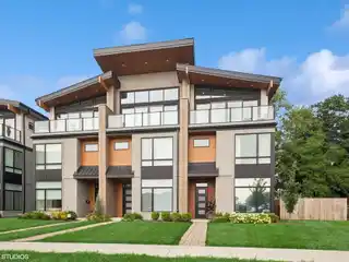 Elmhurst Townhome with Rooftop Terrace Views