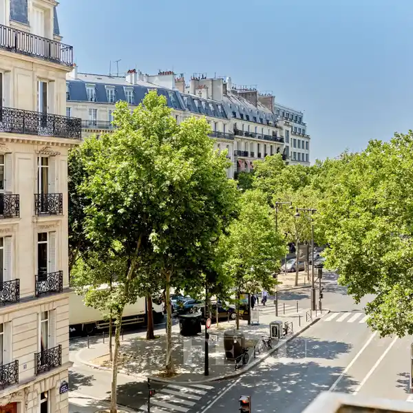 IDEAL PIED-A-TERRE IN A FINE FREESTONE BUILDING