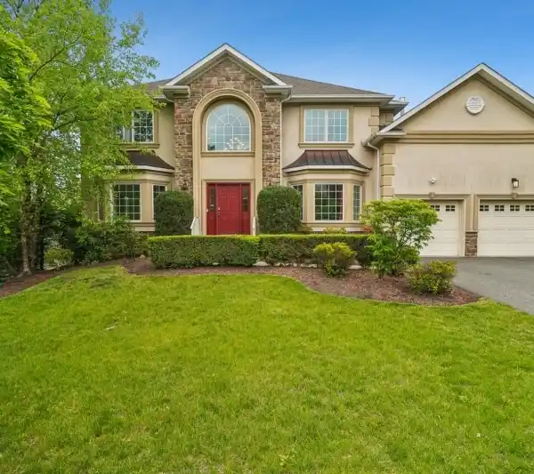 FAMILY-FRIENDLY HOME WITH FINISHED WALKOUT BASEMENT