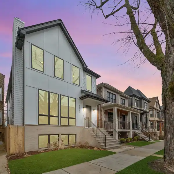 REFINED NEW CONSTRUCTION IN NORTH CENTER