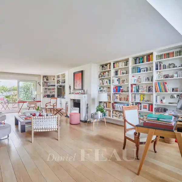 BRIGHT BEAUTIFUL HOME WITH ATTACHED GARAGE