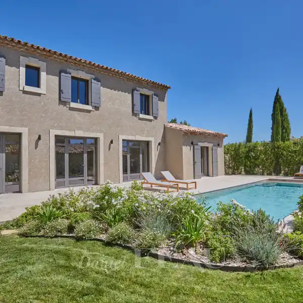 STYLISH NEW BUILD NEAR VILLAGE CENTER