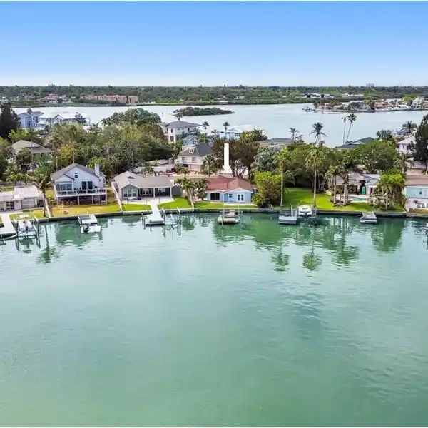 RELAXED WATERFRONT LIVING