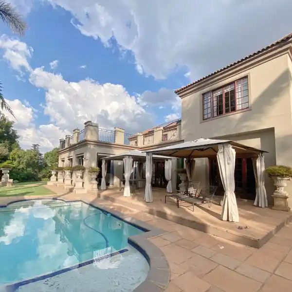 BEAUTIFUL BLEND OF COMFORT AND STYLE