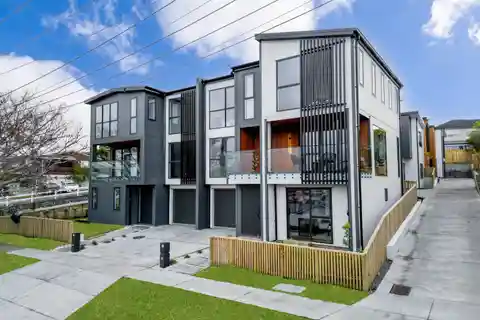 Ultimate Modern Living in Beachside Suburbs