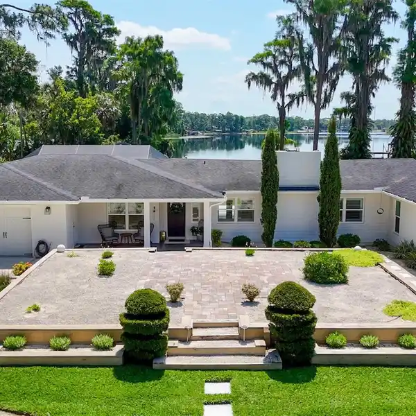 PRIVATE LAKEFRONT SANCTUARY