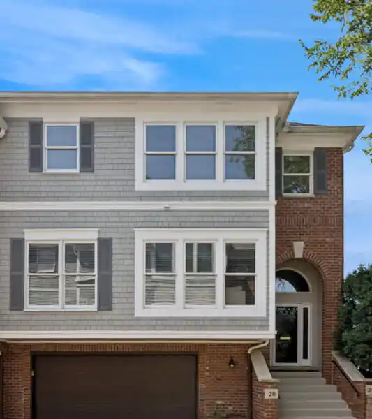 BEAUTIFUL CORNER UNIT TOWNHOME IN HINSDALE