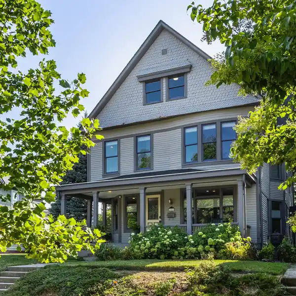 EXTRAORDINARY RESIDENCE IN A COVETED NEIGHBORHOOD