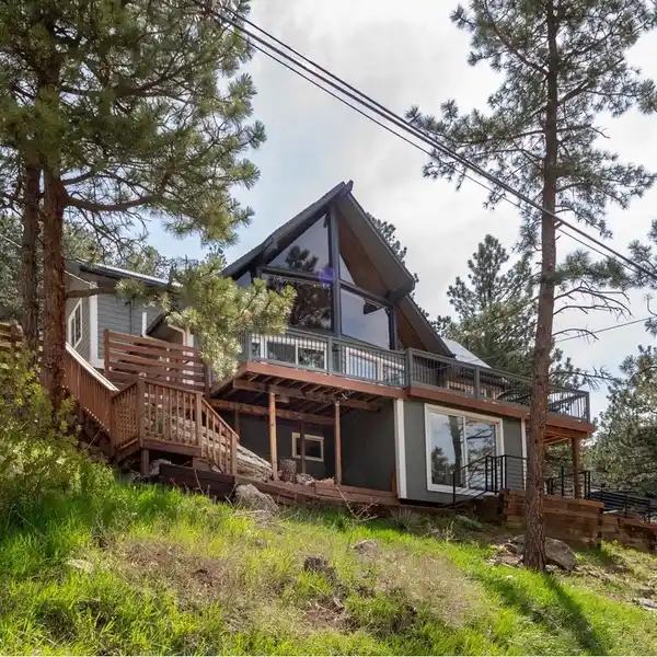 REMODELED MOUNTAIN RETREAT WITH SOARING CEILINGS