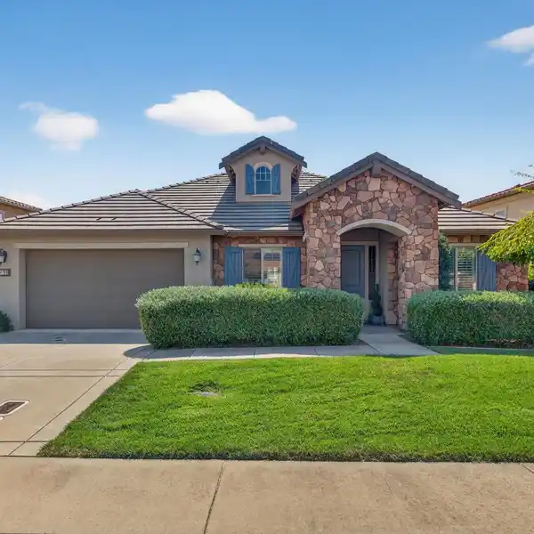 EXPANSIVE SINGLE-STORY RESIDENCE IN LEGACY OAKS