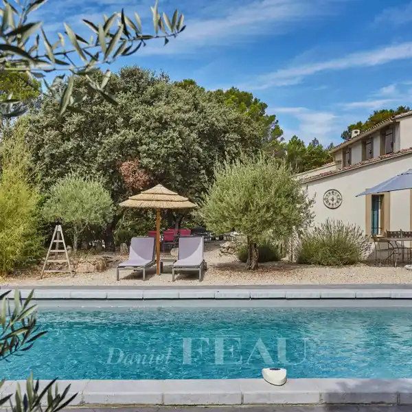 ELEGANT SINGLE-LEVEL HOME IN LEAFY SURROUNDINGS