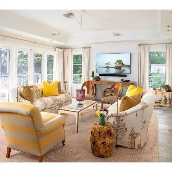 UNDERSTATED ELEGANCE IN A THREE-UNIT BUILDING