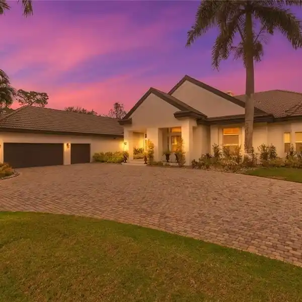 NEW RENOVATION OPPORTUNITY IN ROSEWOOD