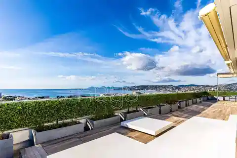 Penthouse Apartment with Panoramic Sea Views