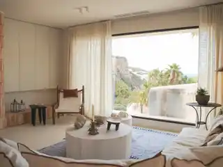 Elegant Villa with Infinity Pool