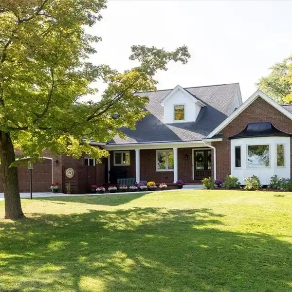 TRADITIONAL ELEGANCE MEETS TRANSITIONAL STYLE