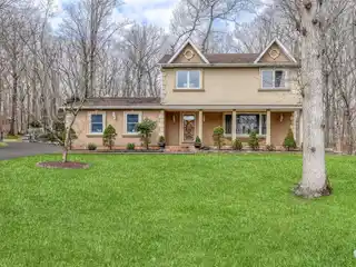 Beautiful Side-hall Colonial on a Quiet Cul-de-sac