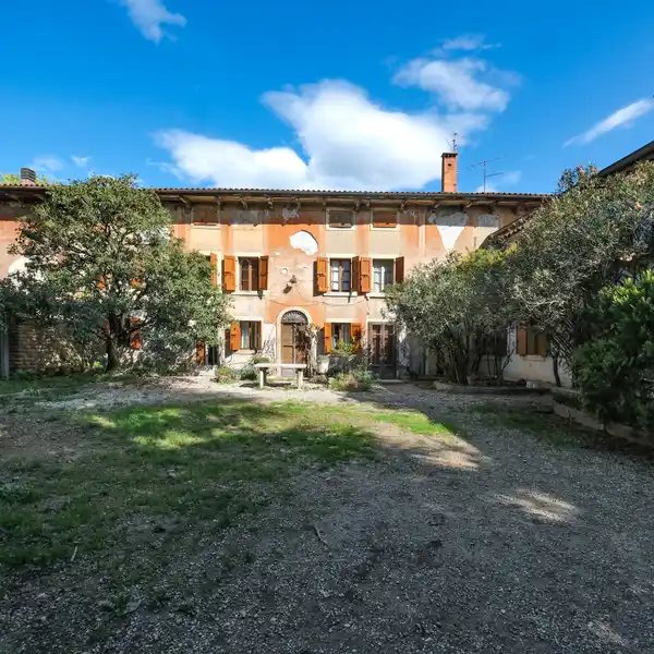 ANCIENT VENETIAN COURT IN VERONA WITH MANOR HOUSE