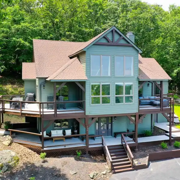 STUNNING POST-AND-BEAM RETREAT