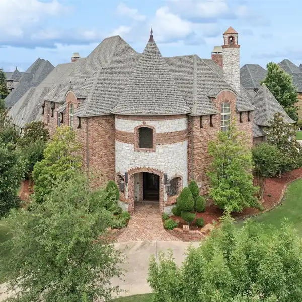 EXQUISITE RESIDENCE IN THE GATED CASTLETON MANOR OF COLLEYVILLE
