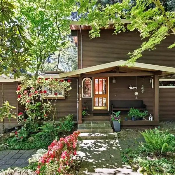 TRANQUIL LAKE LIVING NEAR THE WATER’S EDGE