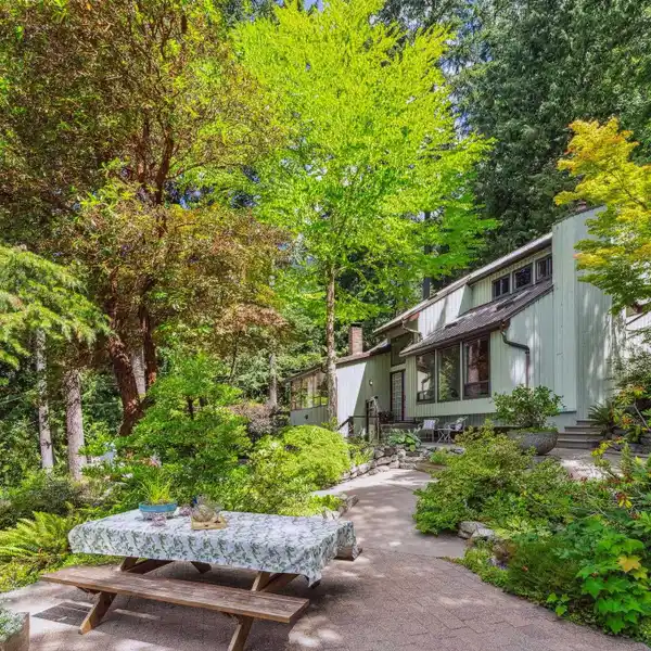 LIONS BAY RETREAT WITH OCEAN VIEWS