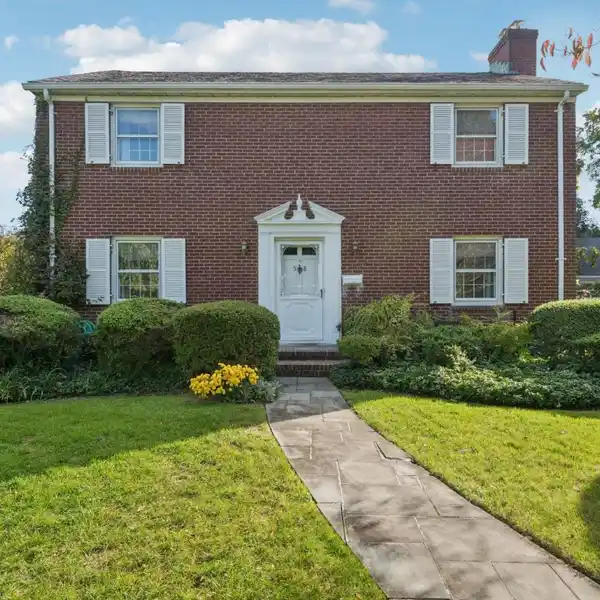 WELL-MAINTAINED CHARMING COLONIAL