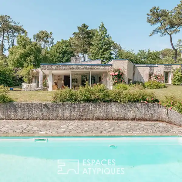 SINGLE-STORY ARCHITECT-DESIGNED HOUSE