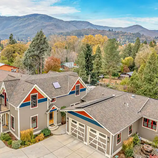 CHARMING AND MODERNIZED VICTORIAN