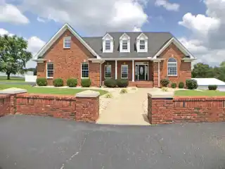Elegance and Comfort on Eight Acres