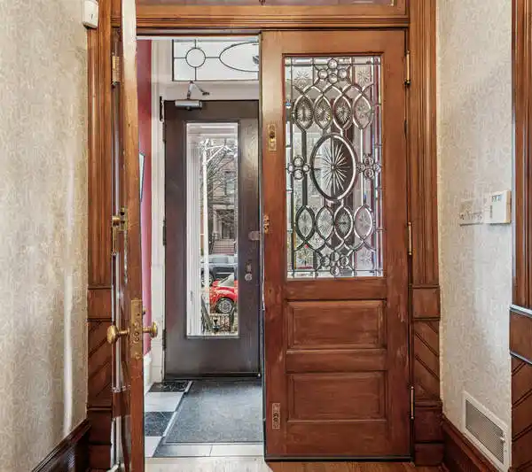 AWE-INSPIRING VICTORIAN IN THE HEART OF LINCOLN PARK