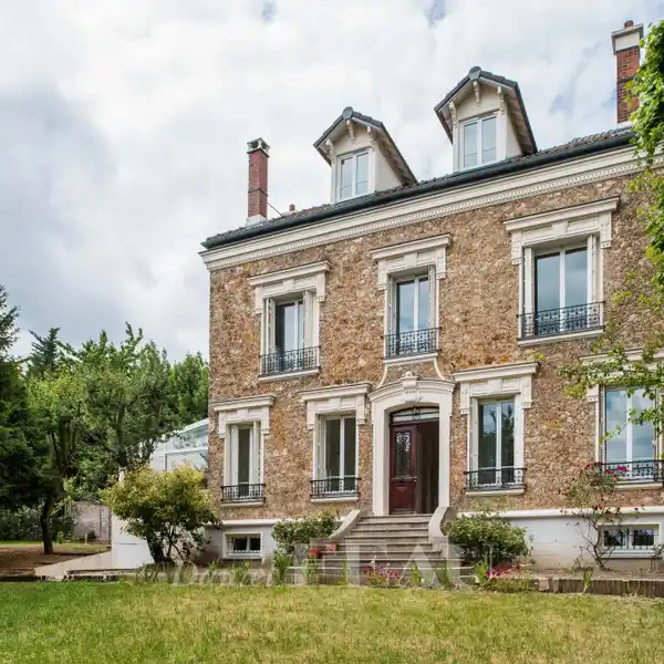 AMAZING PRIVATE RESIDENCE