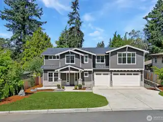Luxurious Retreat with Every Amenity Within Reach