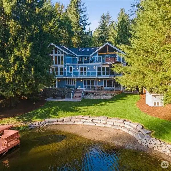 LUXURIOUS LAKE MARCEL HOME