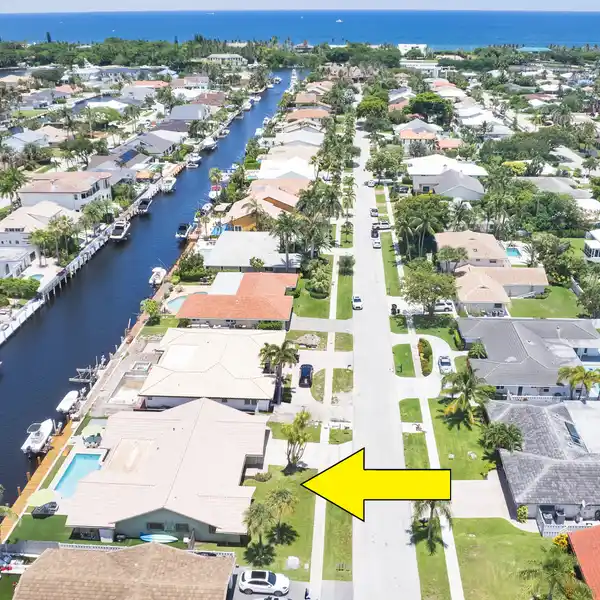 SPACIOUS AND BEATIFUL COASTAL STYLE WATERFRONT HOME