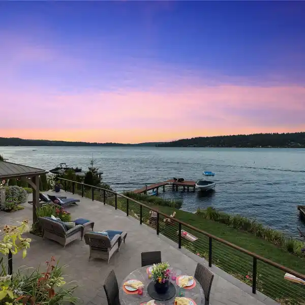 BREEZY LAKESIDE HAVEN