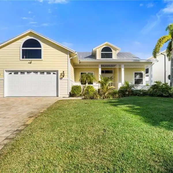WATERFRONT PROPERTY WITH EXCEPTIONAL ATTENTION TO DETAIL
