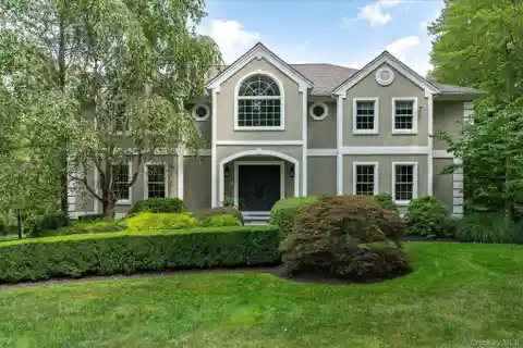 Stylish and Spacious Colonial in Orchard Hill