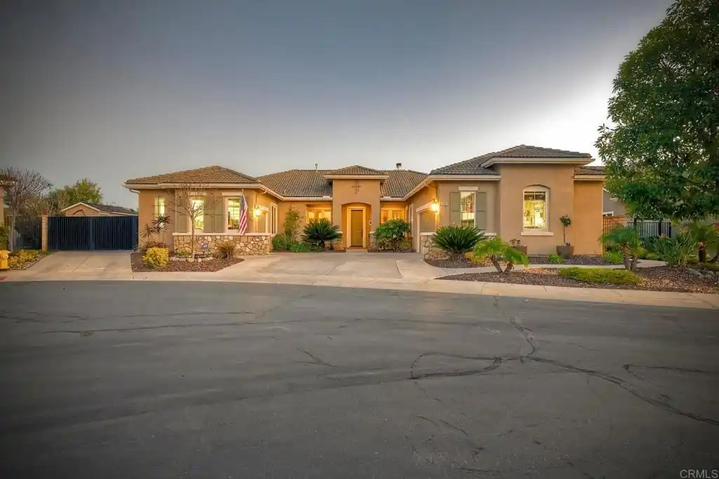 Single-story Home Blending Luxury and Comfort