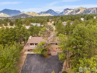 Spacious Wooded Escape with Bonus Garages