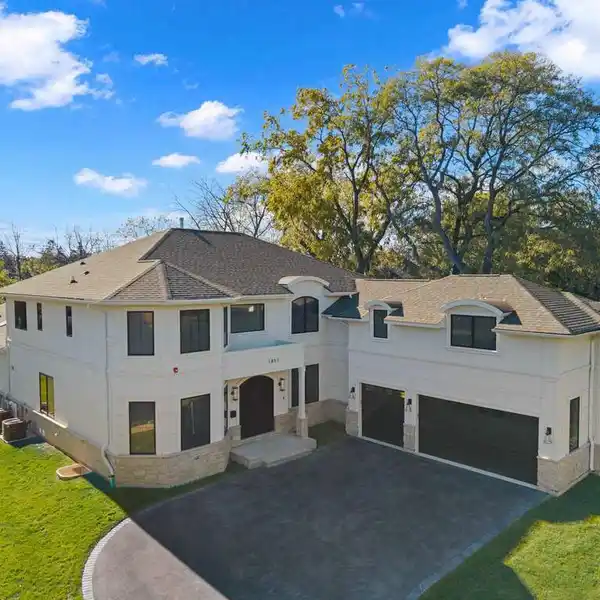 CONTEMPORARY HAVEN WITH PRIVATE INDOOR SANCTUARY