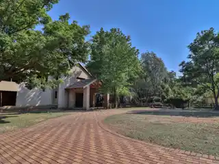 Spacious Estate with Separate Guest Cottage