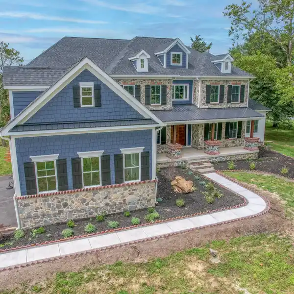 A MASTERPIECE OF MODERN FARMHOUSE DESIGN