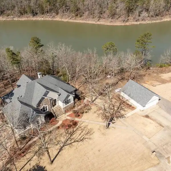 BEAUTIFUL LAKEFRONT HOME