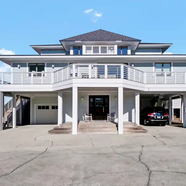 SPECTACULAR HOME TAILORED FOR LUXURY AND COMFORT