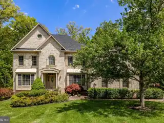 Stately Colonial in Private Cul-de-sac