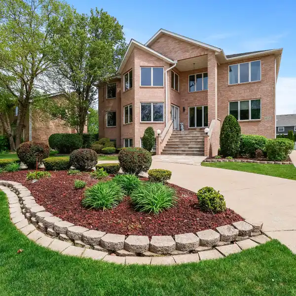 ALL BRICK BEAUTY IN BRIAR CREEK OF MUNSTER