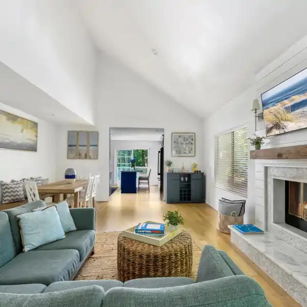 STYLISH CONTEMPORARY HOME BORDERING WILDLIFE SANCTUARY