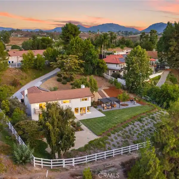 BEAUTIFULLY REMODELED MEADOWVIEW RETREAT WITH OWNED SOLAR